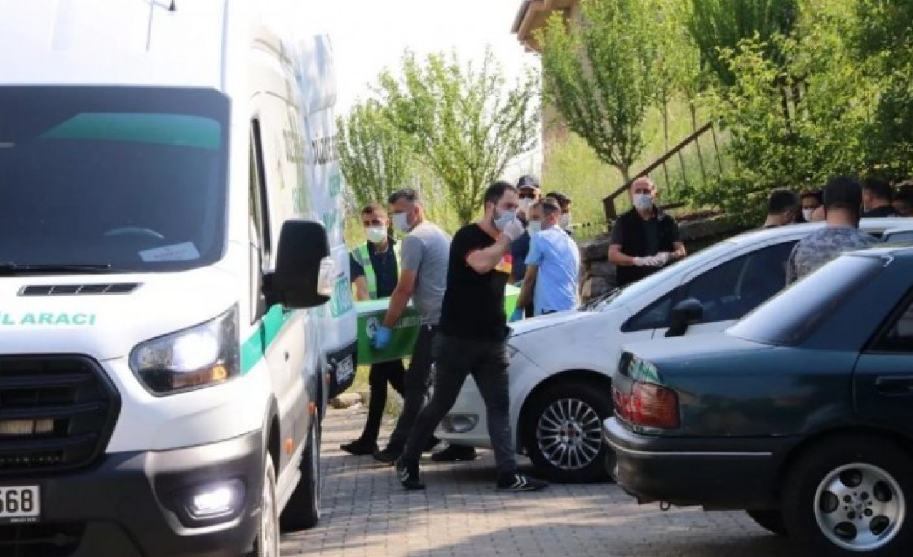 Kiraladığı otomobilin içinde ceset buldu