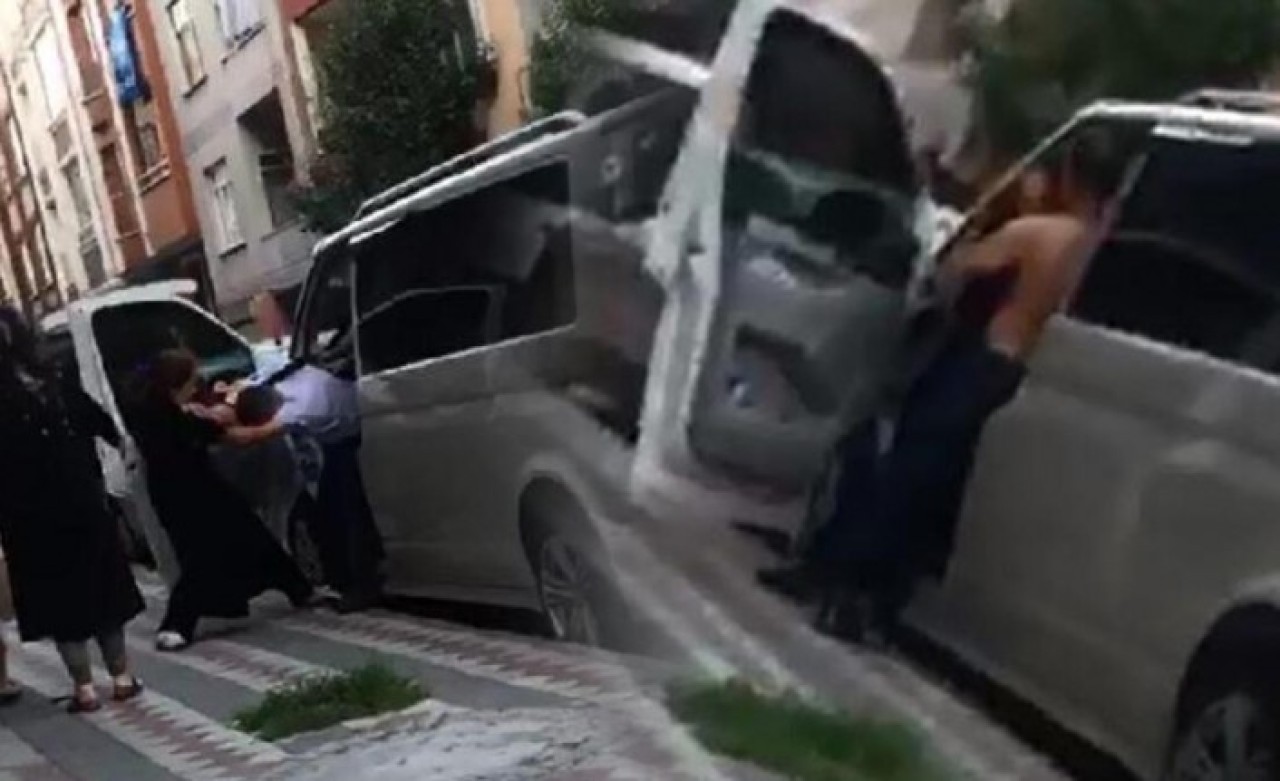 Kocasını minibüste başka kadınla basan kadın,  öfkeden deliye döndü!