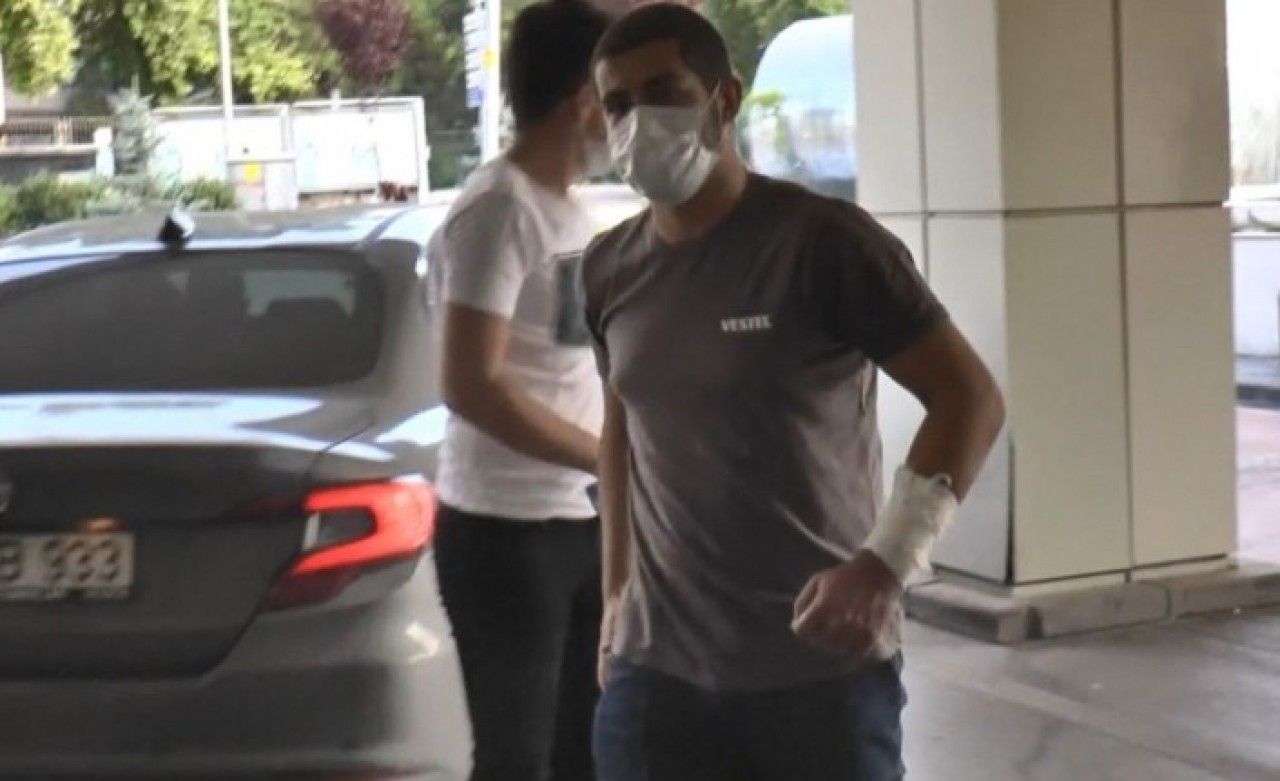 Kolunu sokan arıya bıçak çekti: Kendini kesti!