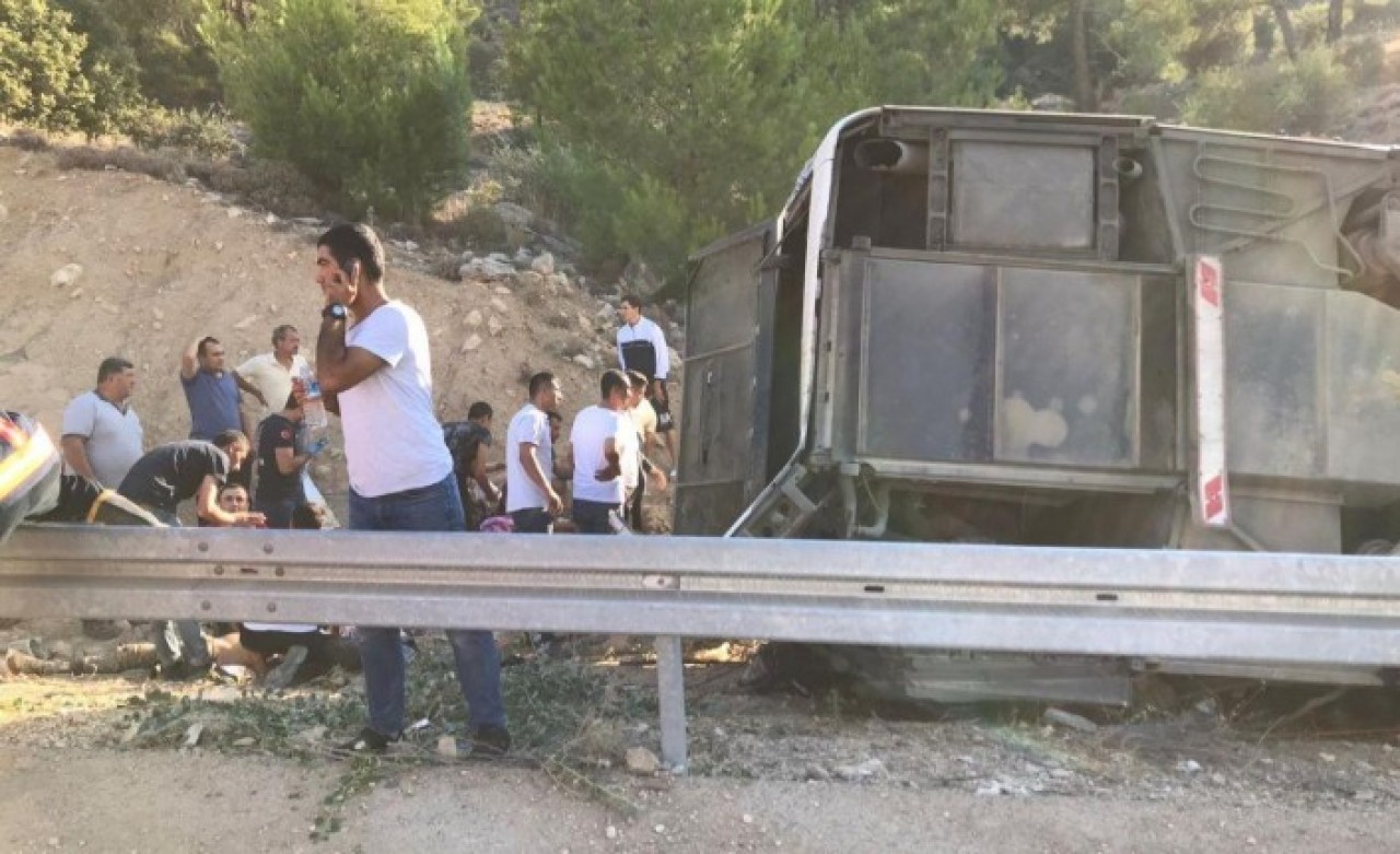 Mersin’de askerleri taşıyan otobüs devrildi: Dört asker şehit oldu