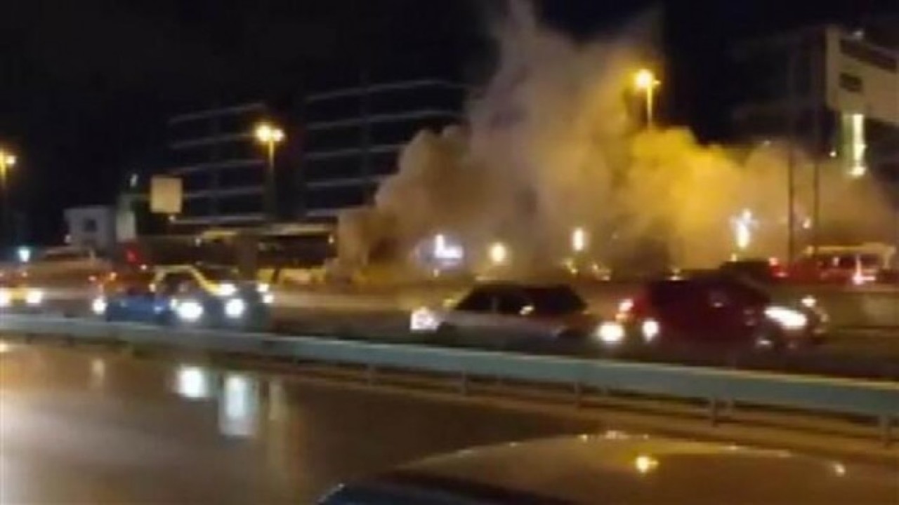 Metrobüste yangın: Trafik durdu