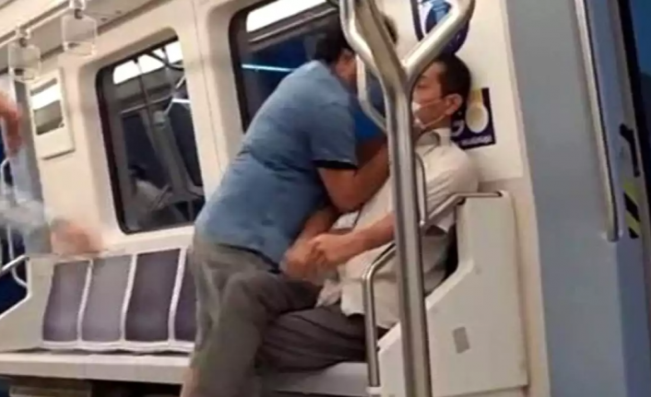 Metroda şarkı söyleyen yolcunun boğazına sarıldı: Sosyal medya ikiye bölündü!