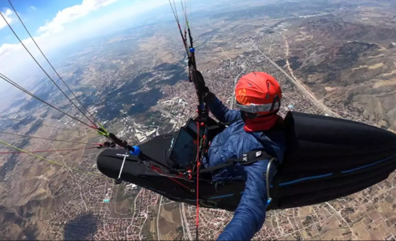 Milli paraşütçü,  iki şehir arasında paraşütle yolculuk yaparak dünya rekoru kırdı!