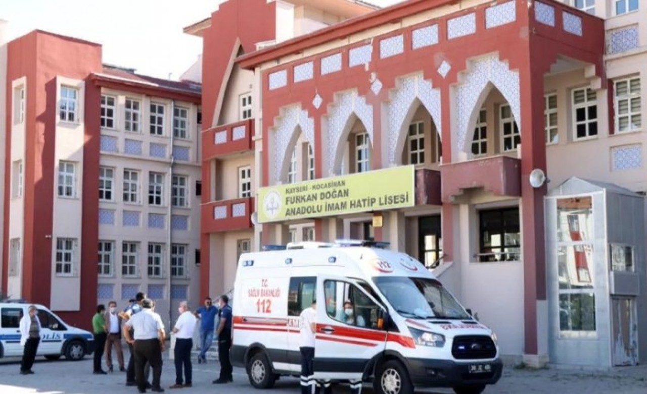 Müdür Yardımcısı Mustafa Sümer okuldaki odasında ölü bulundu