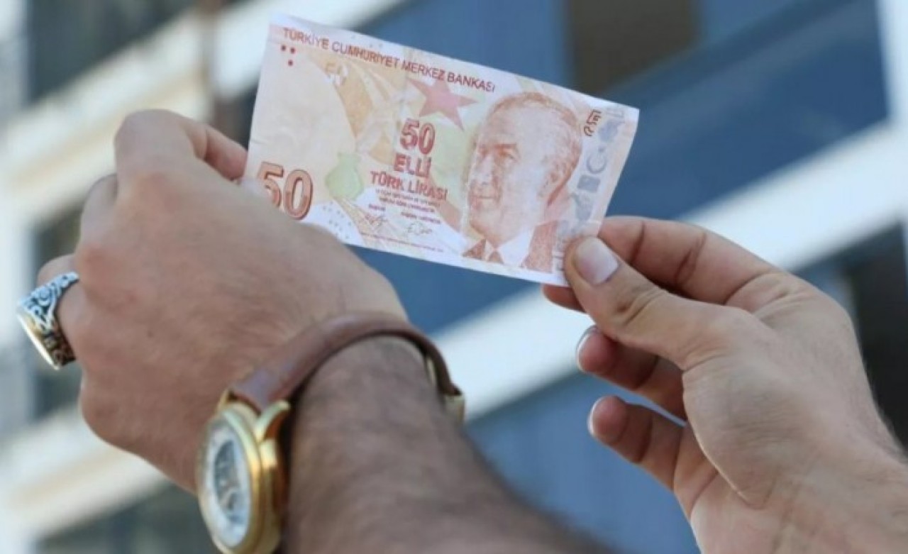 Murat Kuştepe,  sıfırı olmayan 50 TL'yi 1500 katına satışa çıkardı