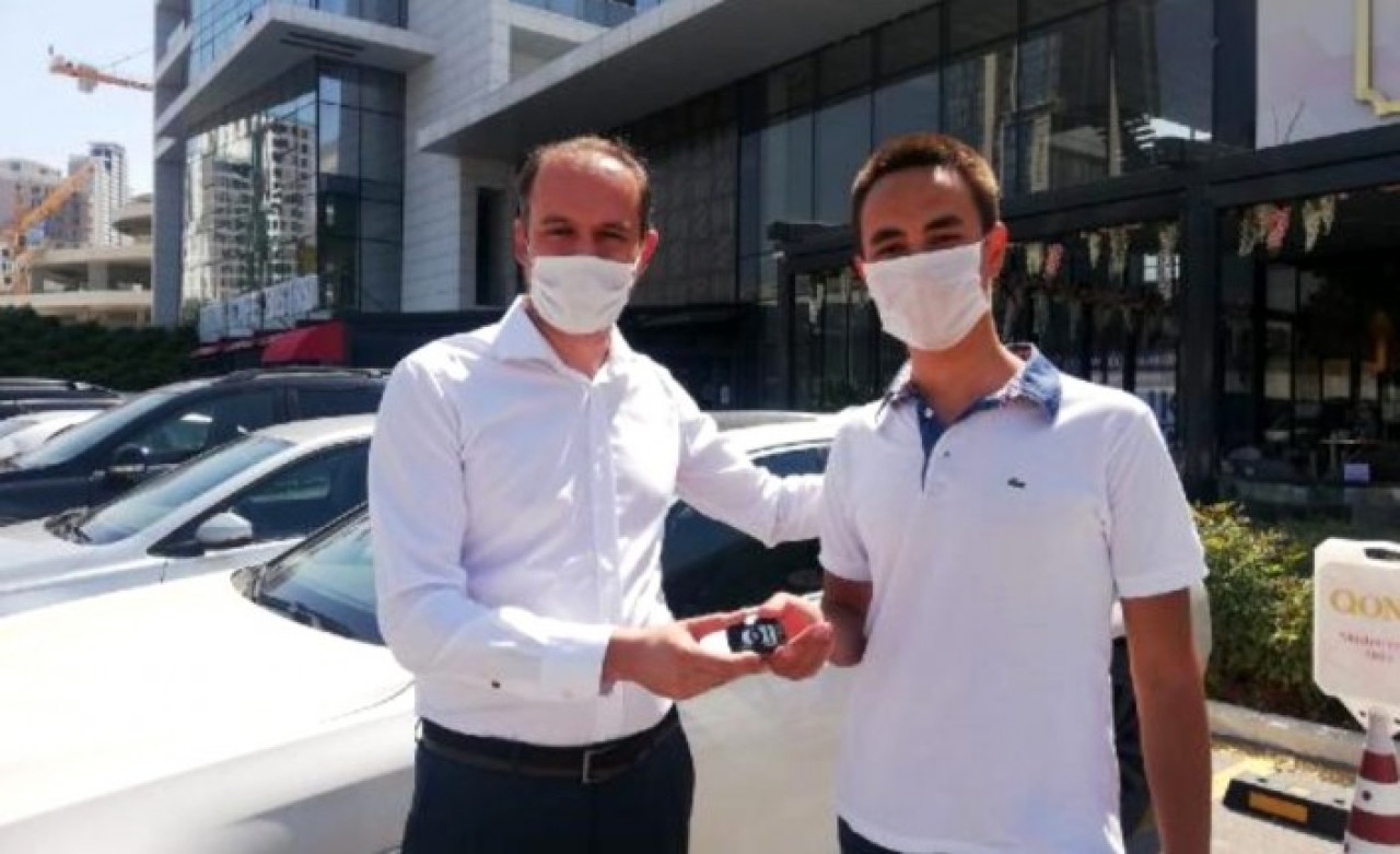 Öğretmeni sözünü tuttu: Sınavda birinci olan öğrencisine arabasını hediye etti!