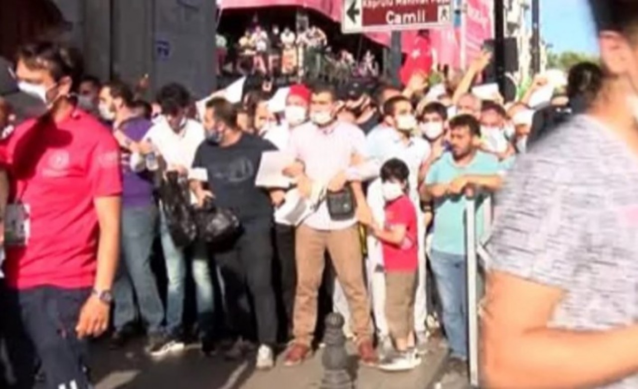 Polis bariyerini aşan kalabalık Ayasofya'ya doğru koştu