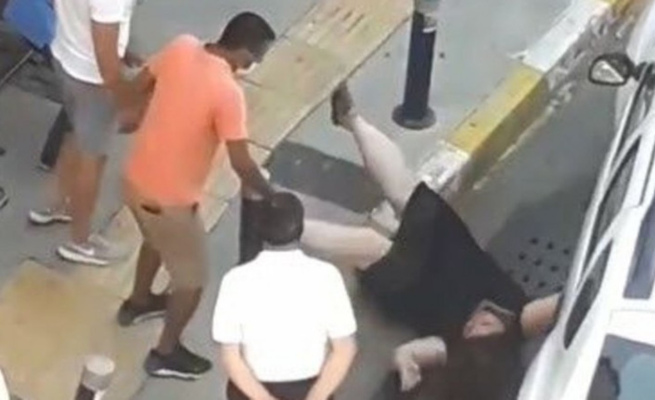 Sen nasıl bir adamsın: Kadını yere savurdu!