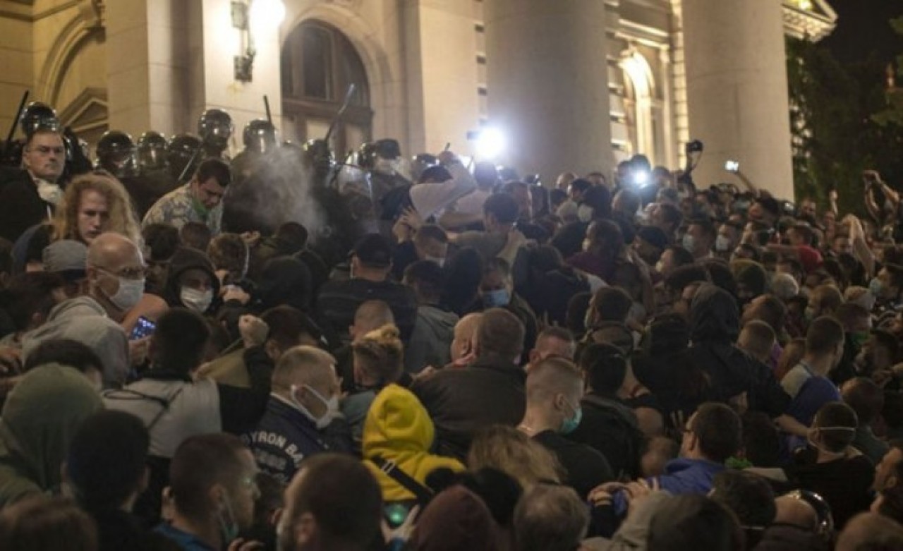 Sırbistan'da isyan çıktı: Başkent yanıyor!