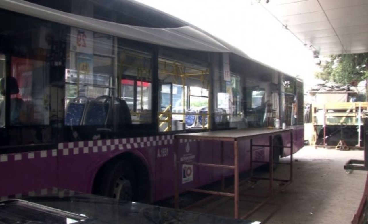 Şoförden aldığı cevaba sinirlenen yolcu otobüsün camlarını paramparça etti!