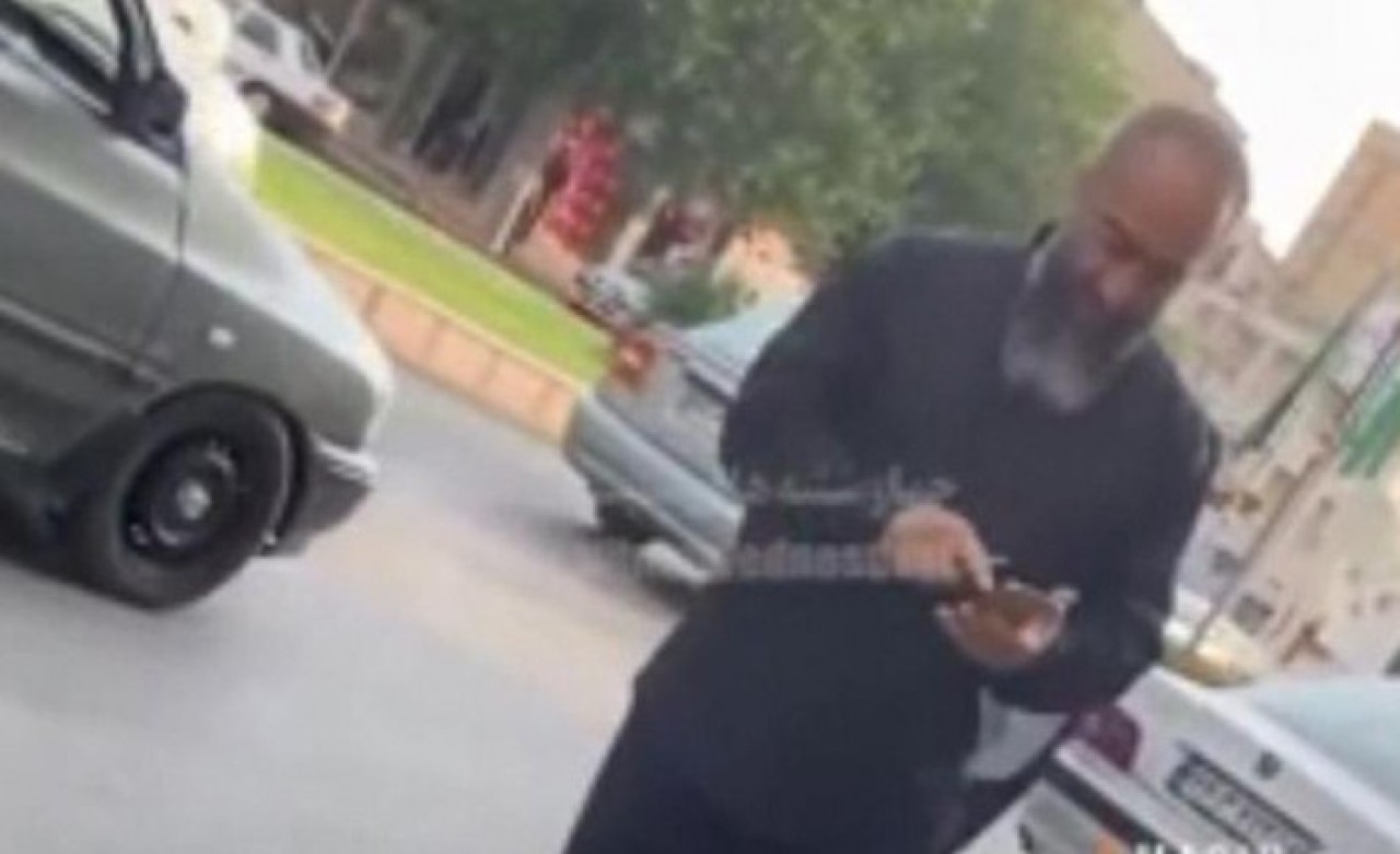 Şoke eden görüntüler: Genç kadına 'sahibin nerede' diyip yüzüne tükürdü!