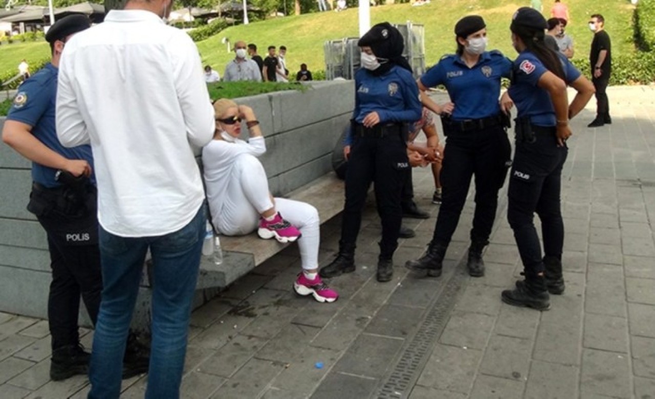 Taksim'de 2 erkek,  arkadaşları olan kadını tekme tokat dövdü!