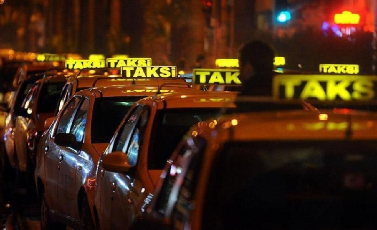 Taksiye kusan bebek yüzünden çıldıran şoförün işine son verildi