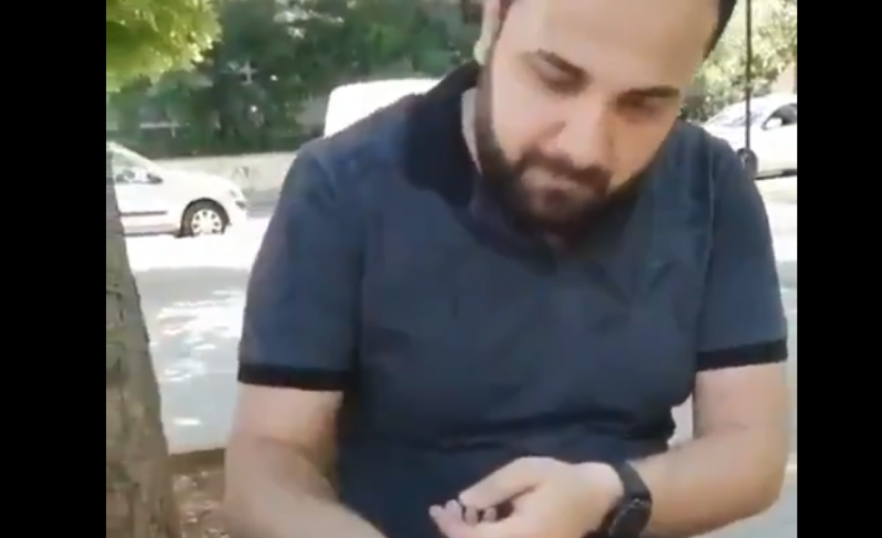 Tepki çeken görüntüler: Parayı et yerken peçete olarak kullandı!