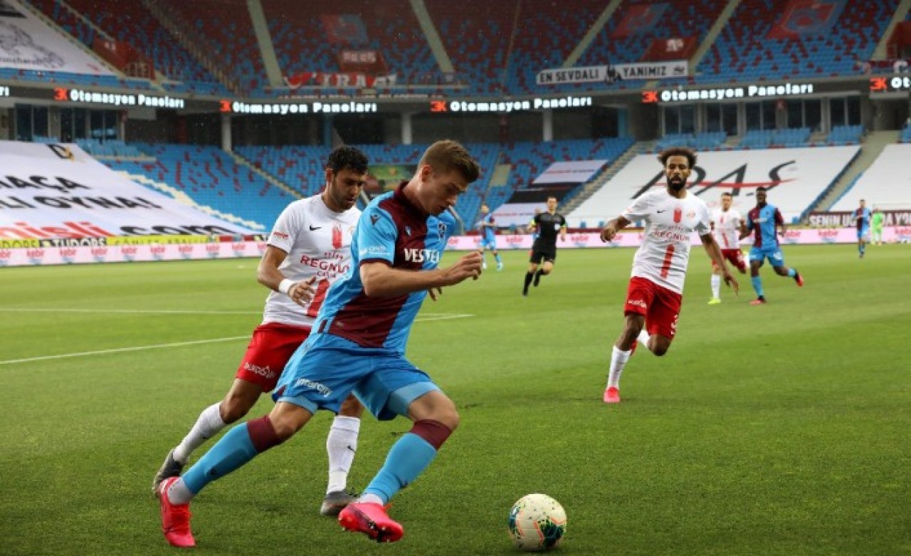 Trabzonspor,  Antalyaspor'la berabere kaldı,  Başakşehir kazandı!