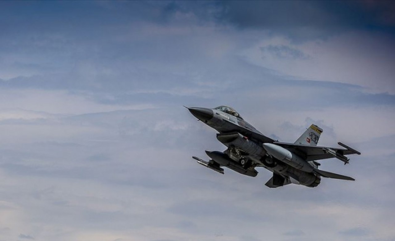 Türk F-16'larından Ermenistan sınırında gövde gösterisi: Azerbaycan TV'leri canlı verdi