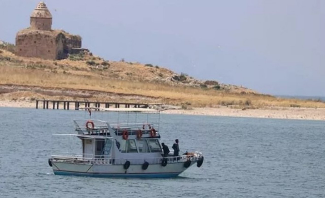 Van Gölü'nde batan teknede hayatını kaybedenlerin sayısı artıyor