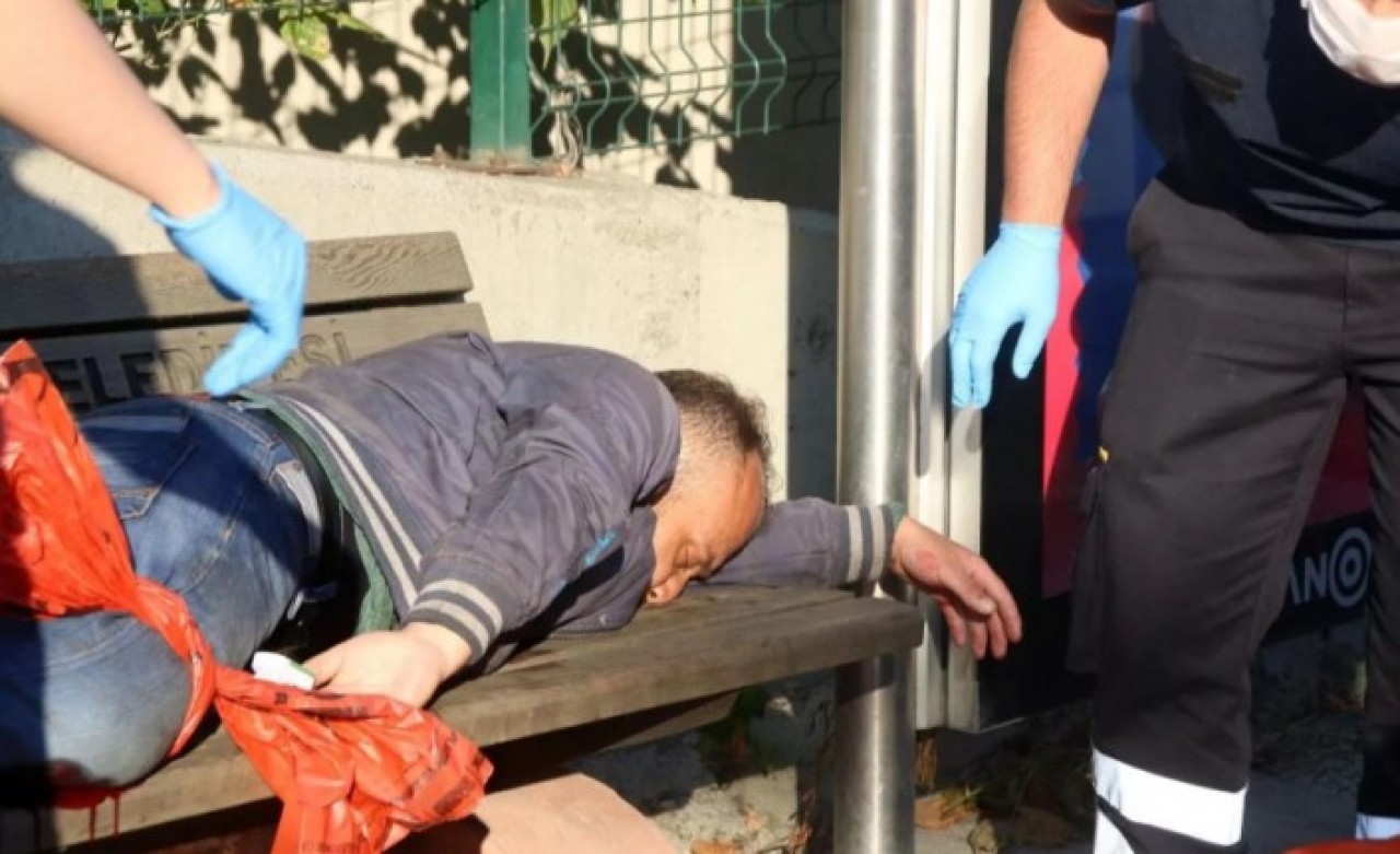 Yaralı halde 1 kilometre yürüdü,  otobüs durağında yığıldı