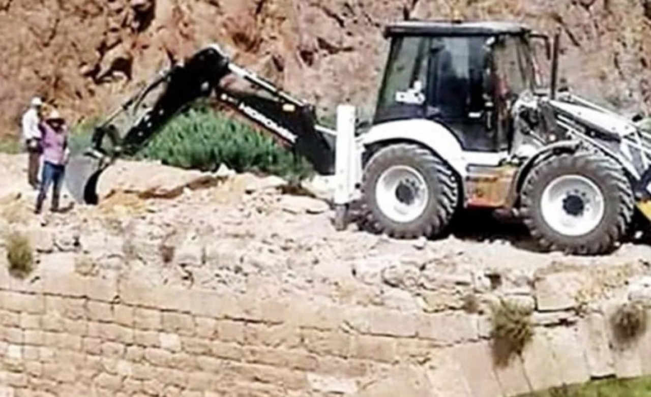 800 yıllık kız köprüsünün üzerine iş makinesi çıkardılar: 'Büyük taşlar vardı'