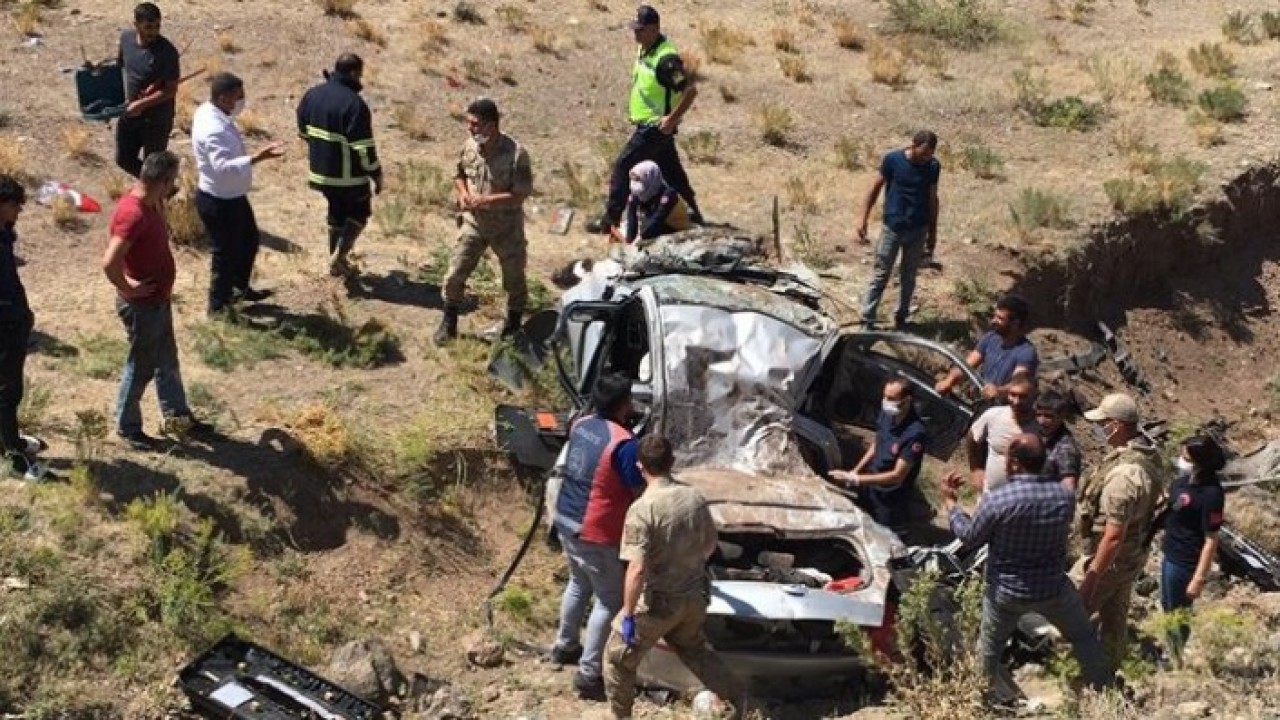 Ağrı'da feci kaza: 3 ölü,  2 yaralı