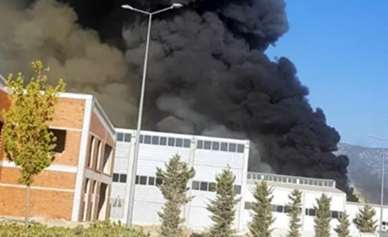 Antalya OSB'de fabrika yangını: Çok sayıda itfaiye ekibi sevk edildi