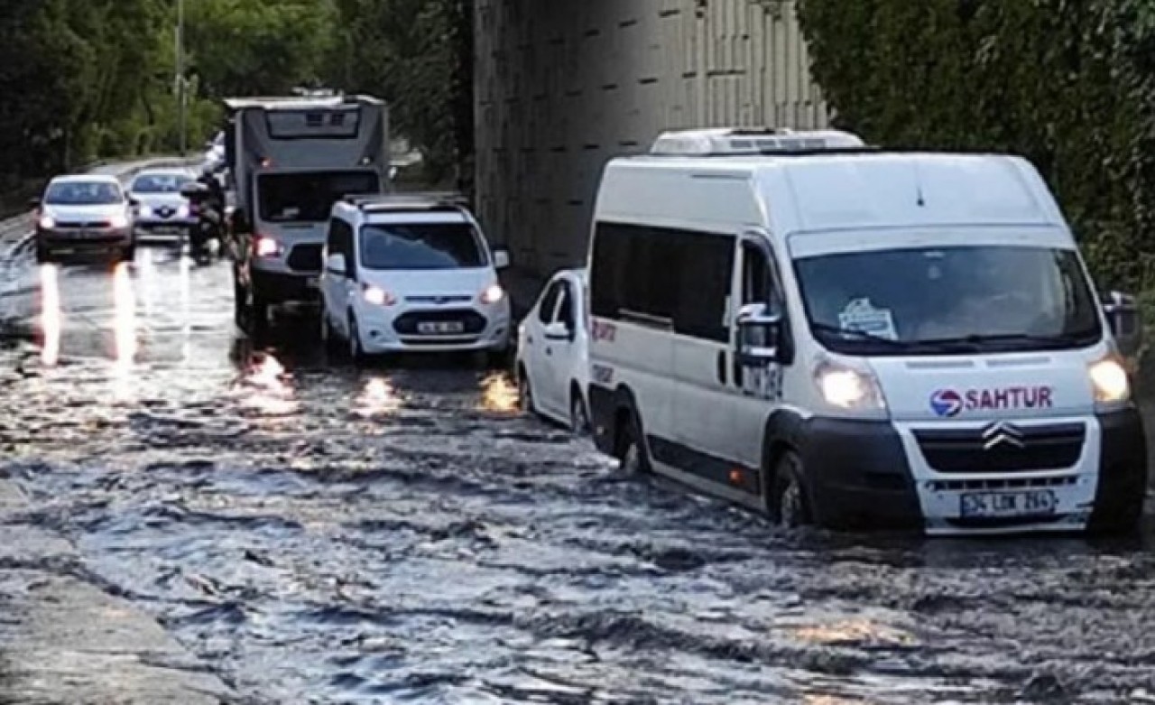 Beşiktaş'ta sağanak yağıştan dolayı yol çöktü,  bir araç çukura düştü