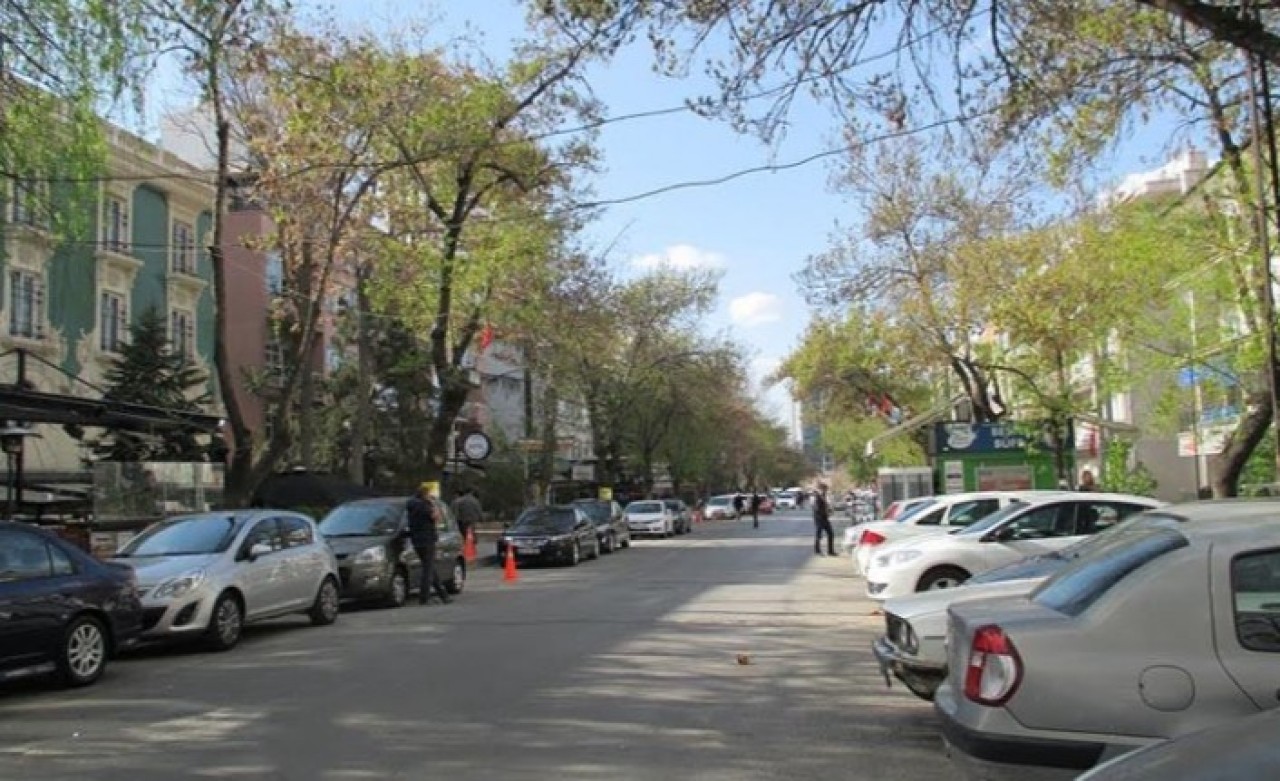 Bira içen 3 genç bıçaklı saldırıya uğradı