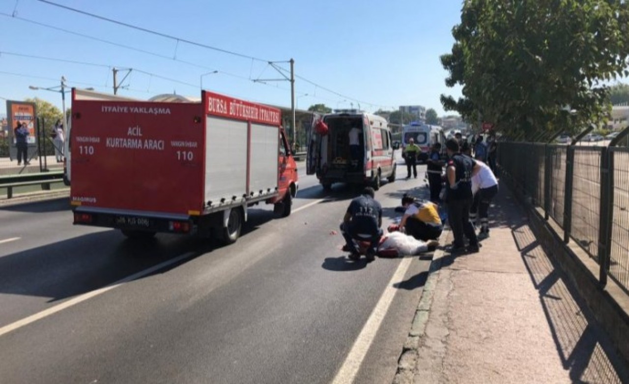 Bursa'da feci kaza! Kamyonun çarptığı motosikletteki 1'i çocuk 3 kişi öldü