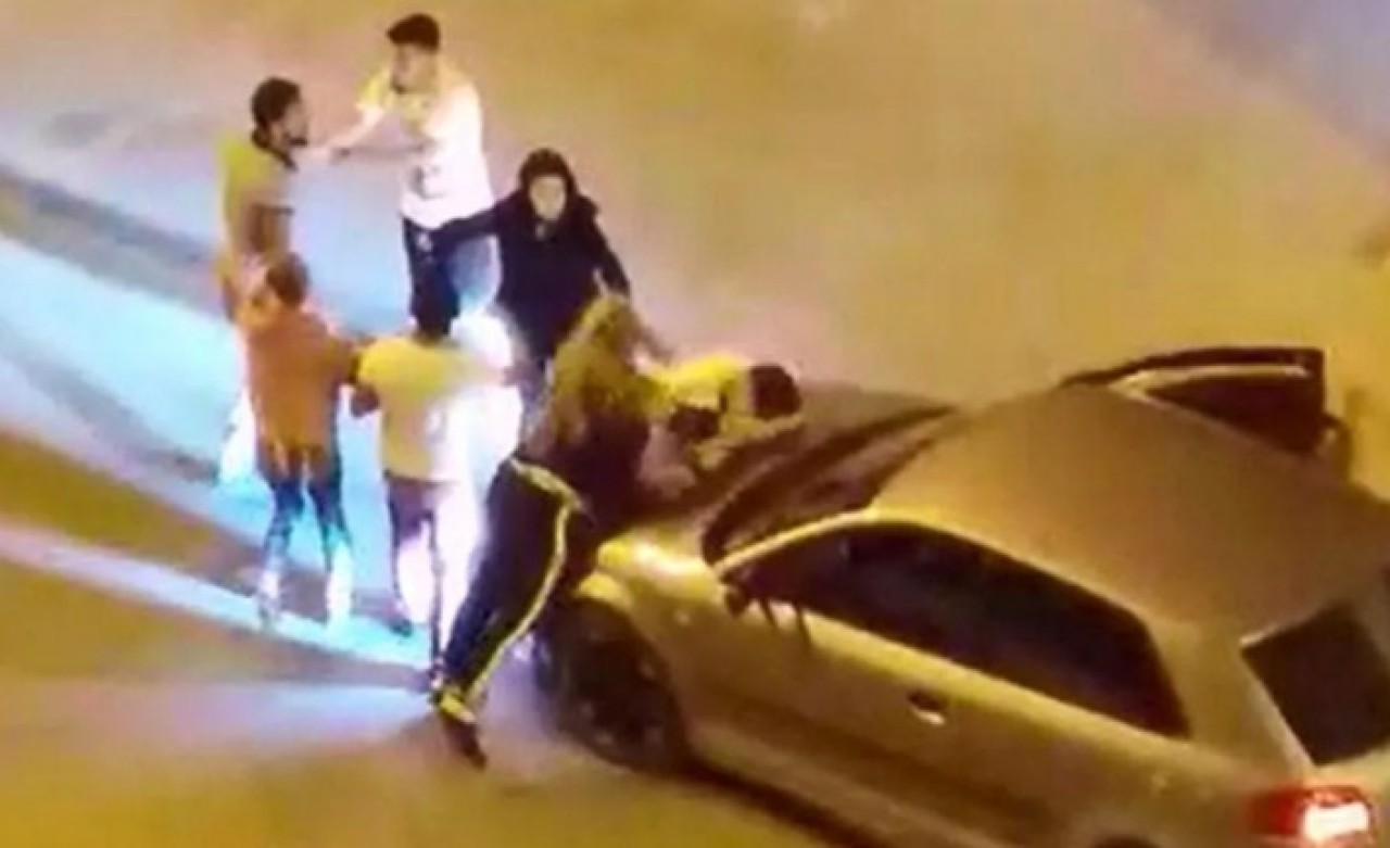 Cami duvarına tuvaletini yapan kişiyi uyardı,  kafasında şişe kırdılar