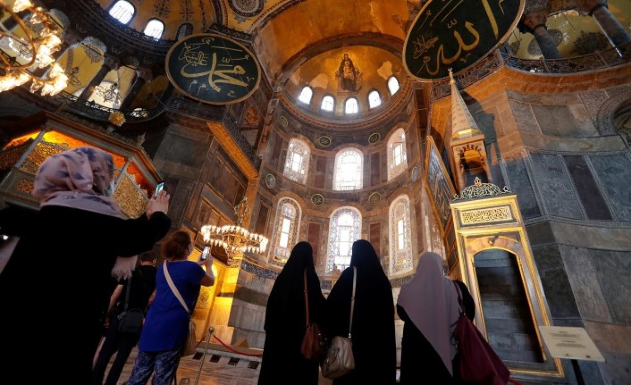 Cami statüsüne kavuşan Ayasofya'ya başörtüsüz,  şortlu,  dekolteli girmek yasaklandı