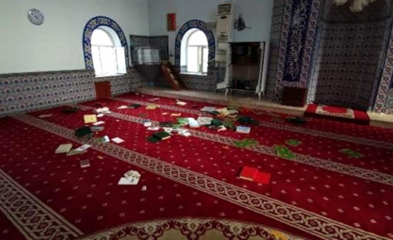 Camiye büyük saygısızlık! Dini kitaplara zarar verip,  ses sistemini bozdular