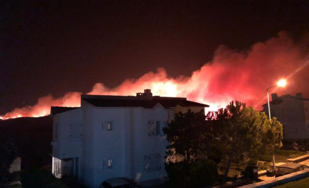 Çeşme'de büyük yangın: 4 site boşaltıldı