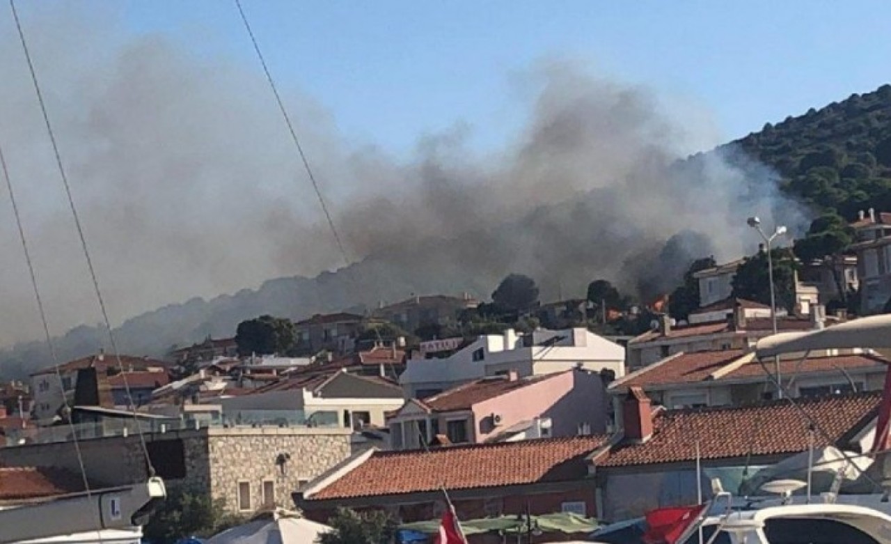 Çeşme'de yine yangın çıktı: Yerleşim yerleri tehlike atlattı