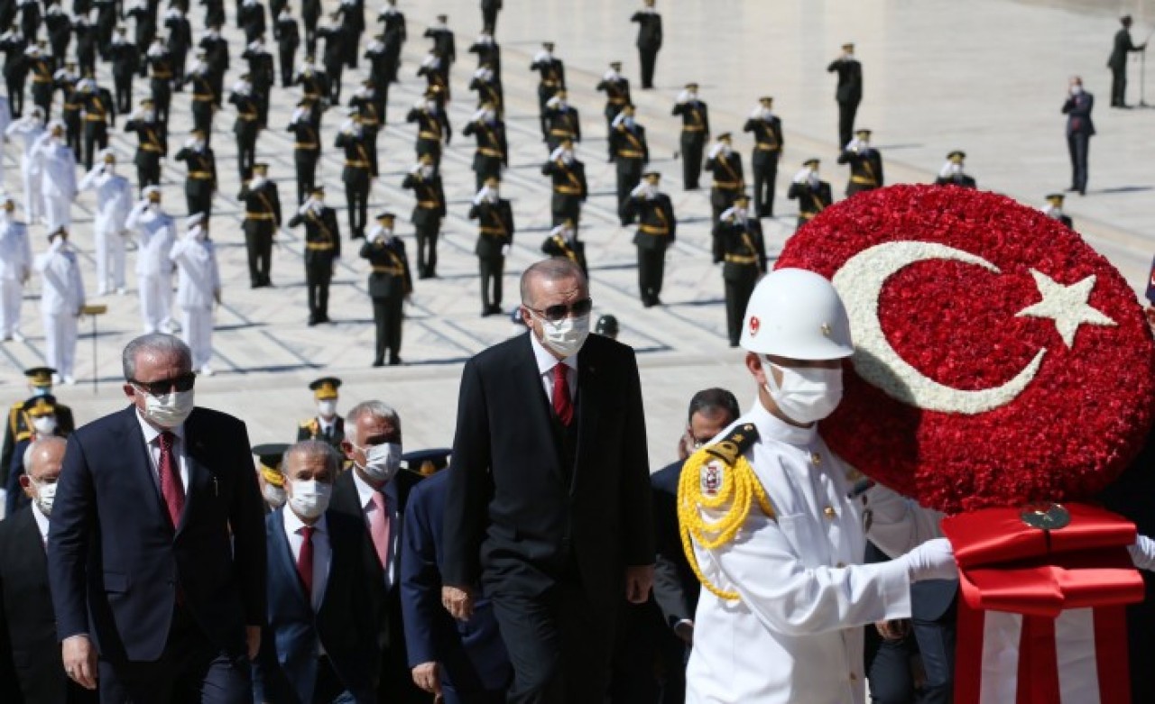 Devlet erkanı Anıtkabir'de! Erdoğan bakın özel deftere ne yazdı!