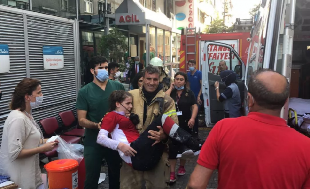 Gaziosmanpaşa Şafak Hastanesi'nin duvarı çöktü: Olay yerine çok sayıda itfaiye ve sağlık ekibi sevk edildi!