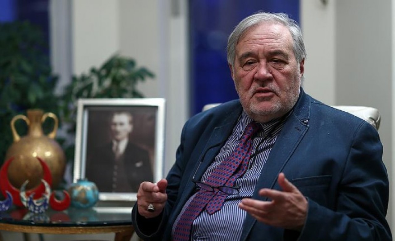 İlber Ortaylı,  "Fesli Adamı" eleştirince Anadolu Ajansı mikrofonu çekti!