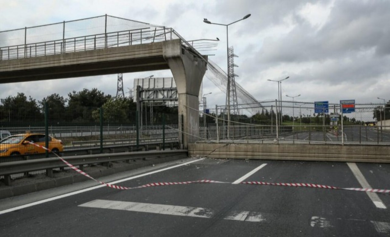 İstanbul Eyüpsultan'da üst geçit çöktü,  yol ulaşıma kapandı