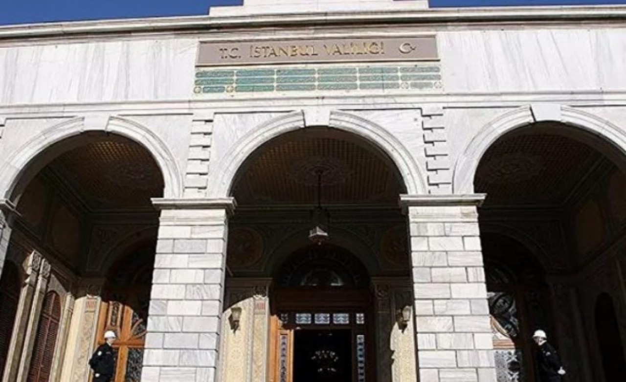 İstanbul Valiliği: Kadıköy'de maske takmayan kadını gözaltına alan polisler görevden uzaklaştırıldı