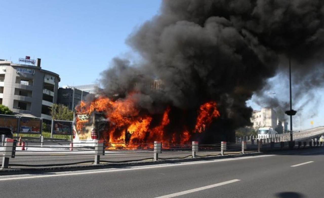 İstanbul Zeytinburnu'nda metrobüs yangını: Çok sayıda ekip yönlendirildi