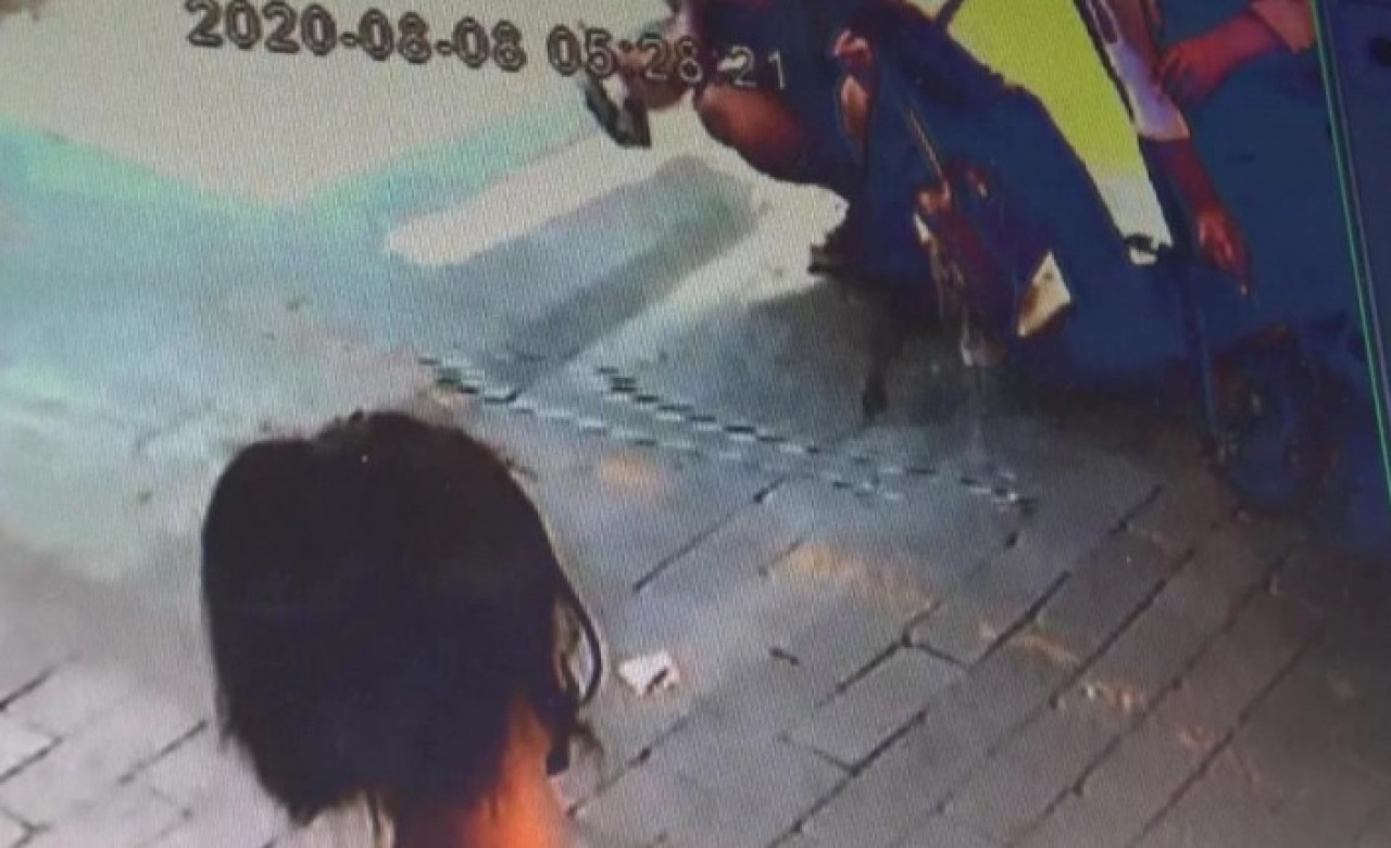 İzmir'de bir kadın güpegündüz sokak ortasında tuvaletini yaptı