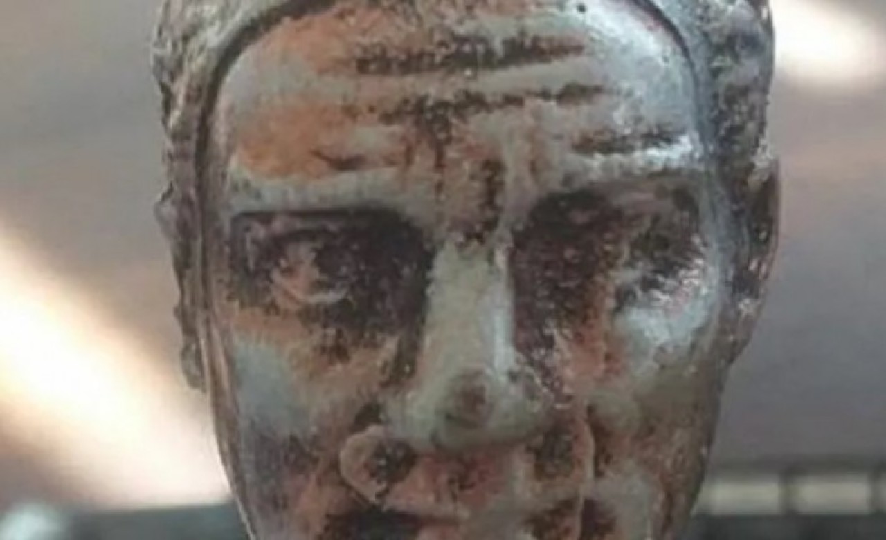 İzmir'de muhtarlara dağıtılan Atatürk büstü tartışma yarattı