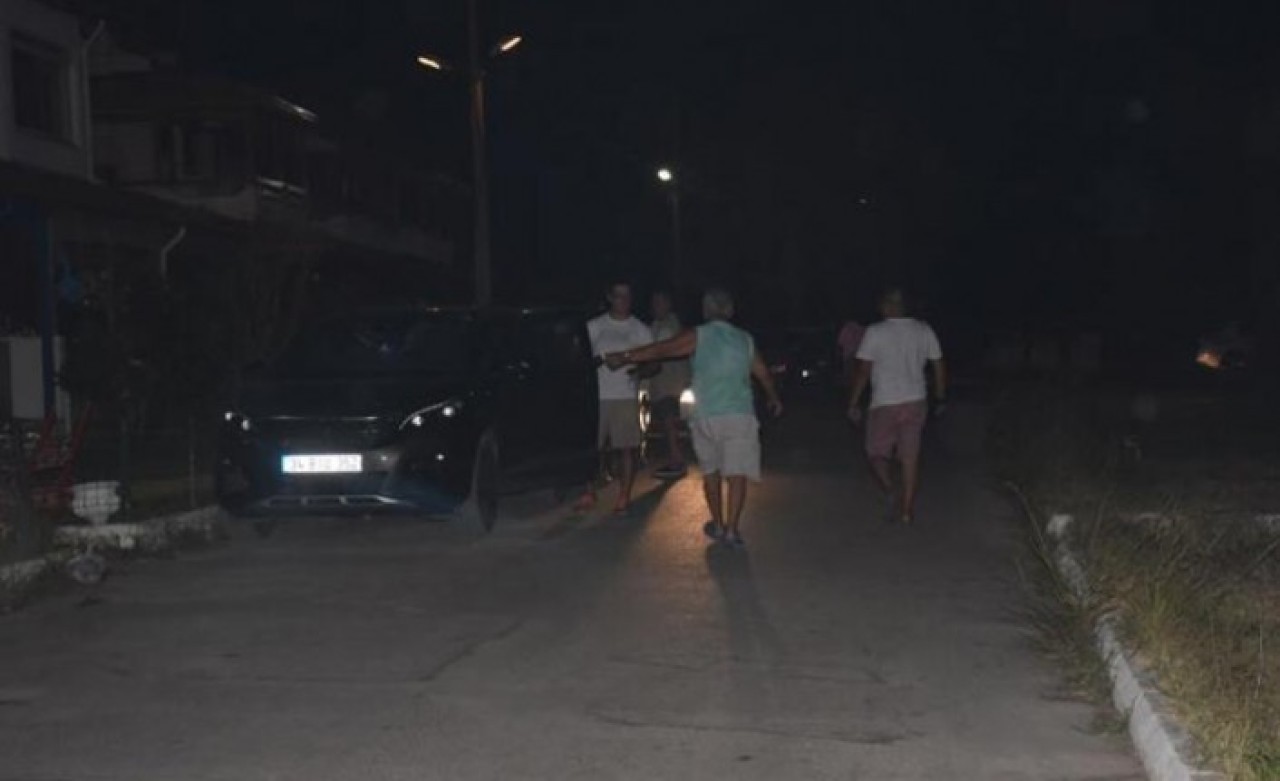 İzmir'de yangın büyüyor: Evler boşaltılıyor