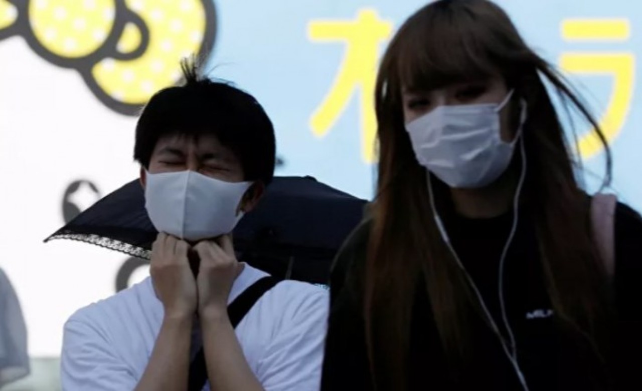 Japonlar yaptı: Akıllı maske hem söylenenleri yazıya döküyor,  hem 8 dilde çeviri yapıyor