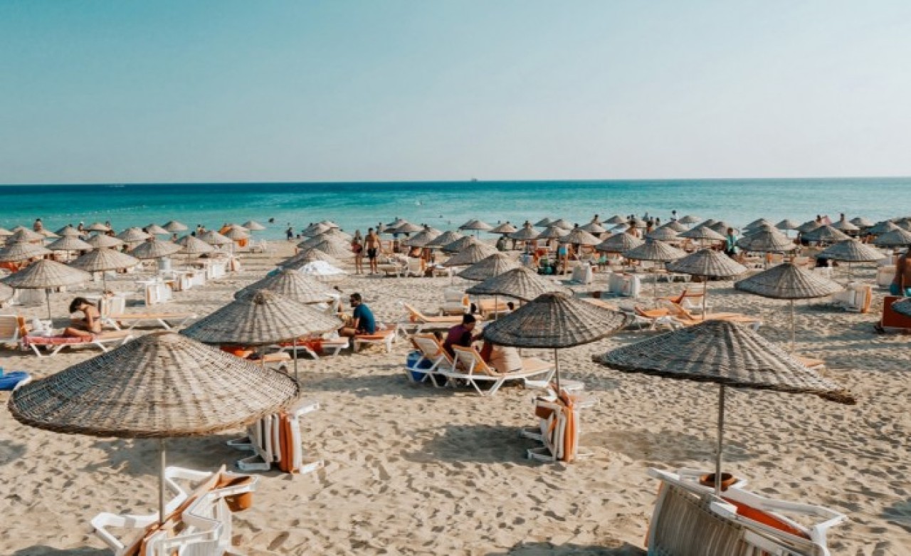 Jandarma üstsüz güneşlenen kadını uyardı,  ortalık karıştı: 'Suudi Arabistan’a mı dönüyoruz'