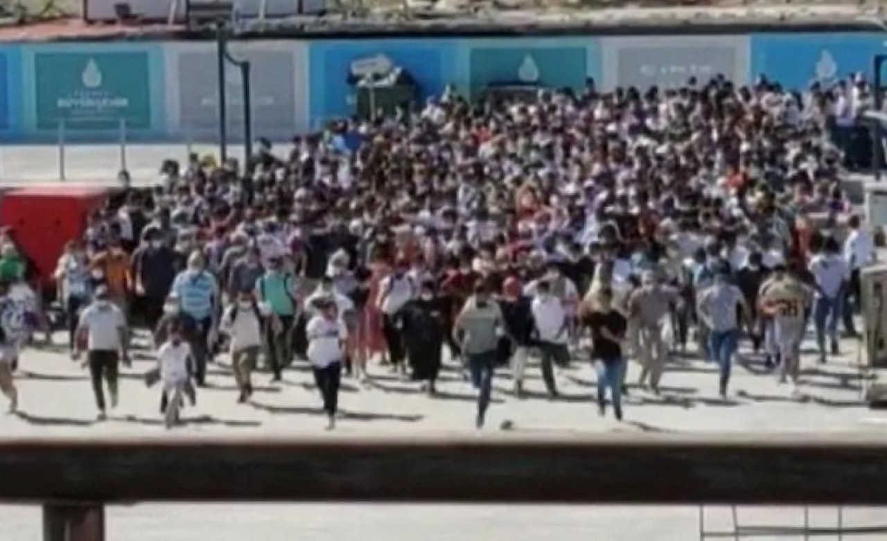 Kabataş'ta koronaya koştular: Sosyal mesafe hiçe sayıldı