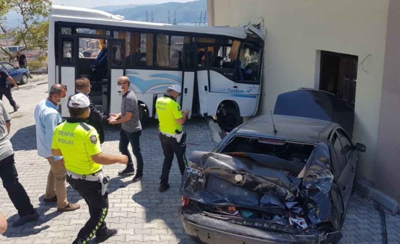 Kocaeli'nde feci kaza: Yaralı askerler var