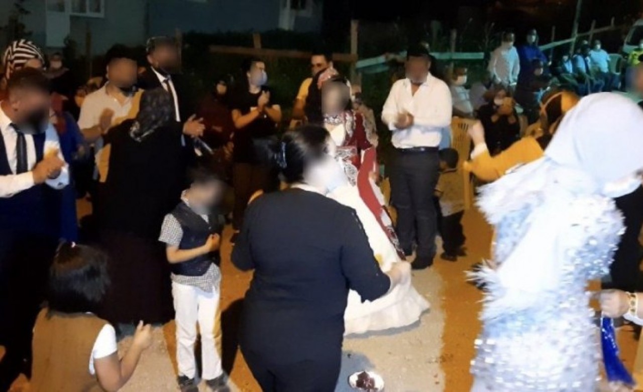 Ne yaptın kaynana: Testinin pozitif çıktığını sakladı,  düğünde göbek attı,  herkese korona bulaştırdı