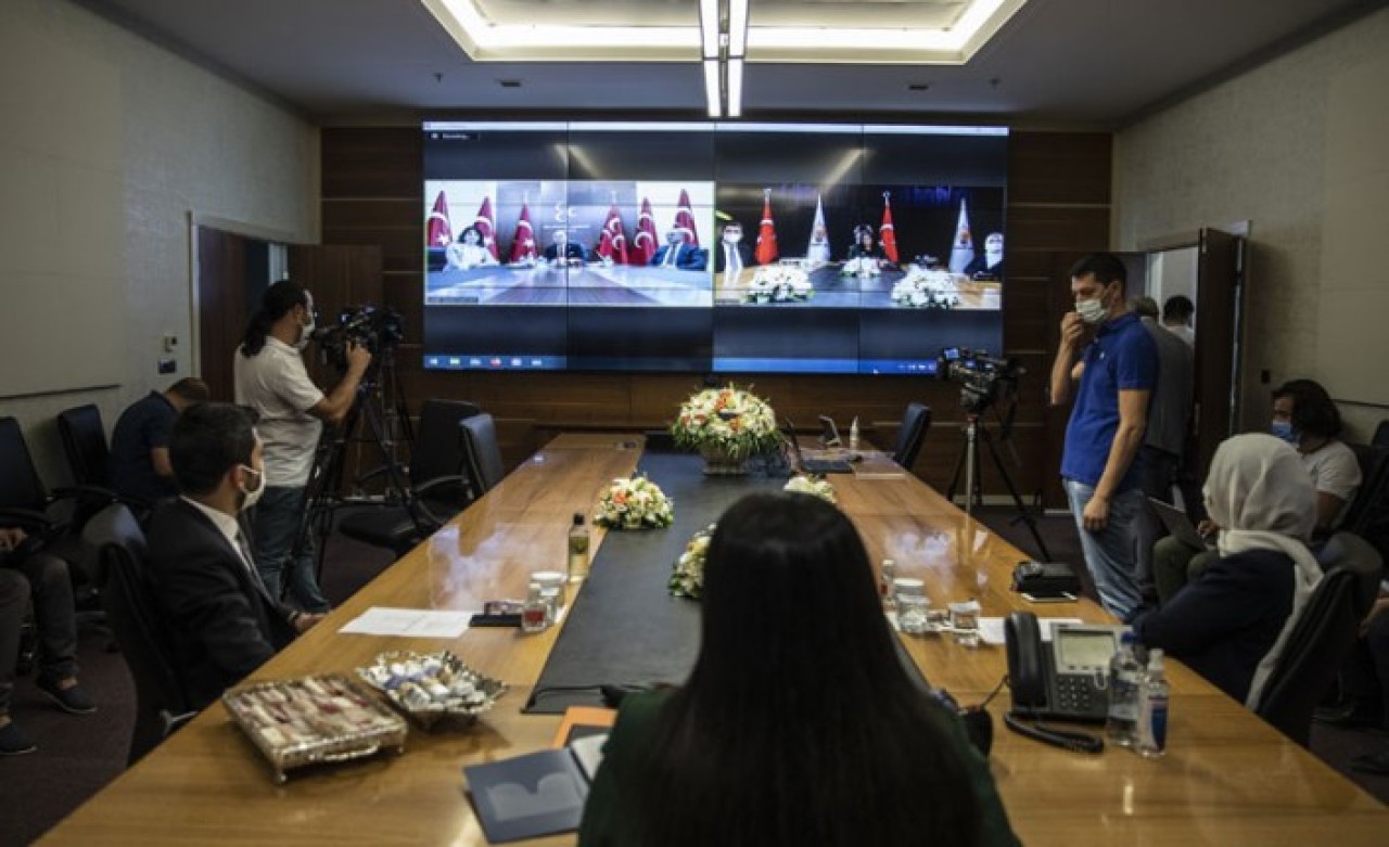 Partiler videokonferans yöntemiyle bayramlaştı