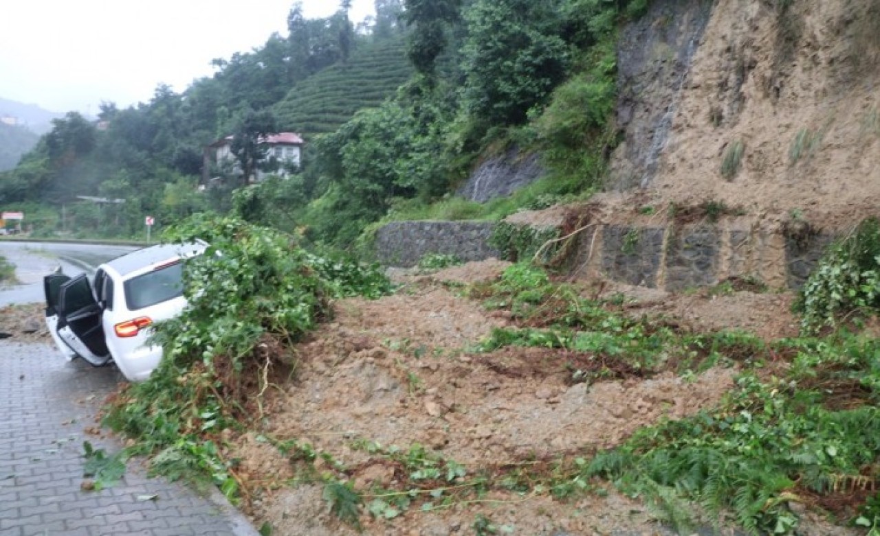 Rize'yi yağmur vurdu: Heyelan oldu,  kenti su bastı