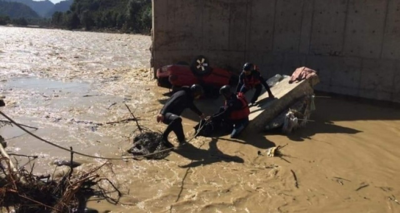Selden çöken yolu görmeyince dereye uçtu: Elif Karaman öldü
